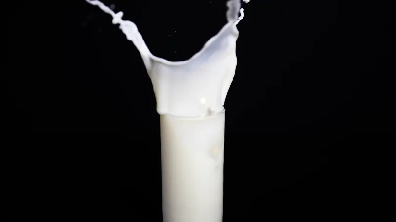 Un vaso de leche salpicado.