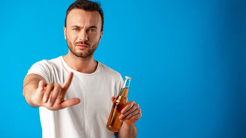 La imagen de un hombre que se niega a beber alcohol