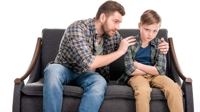 una imagen de un padre hablando con su hijo