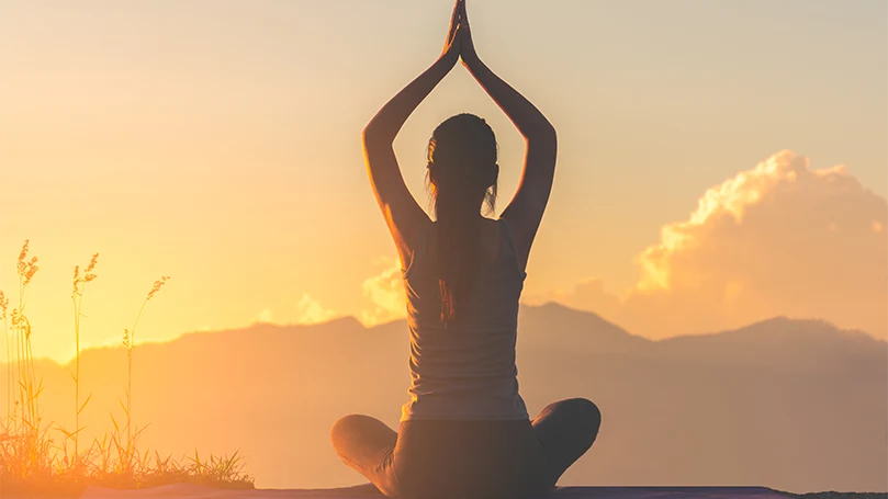 una mujer haciendo yoga