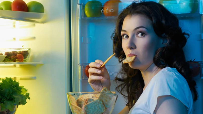 la imagen de una mujer comiendo abundantemente