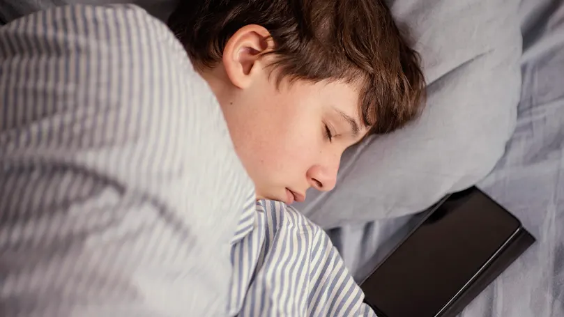 Una imagen de un niño de 12 años durmiendo en la cama