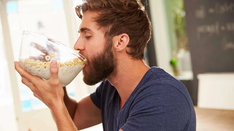 una imagen de un hombre comiendo mucho