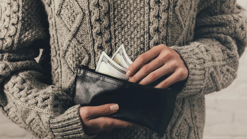 un hombre con una cartera con dinero