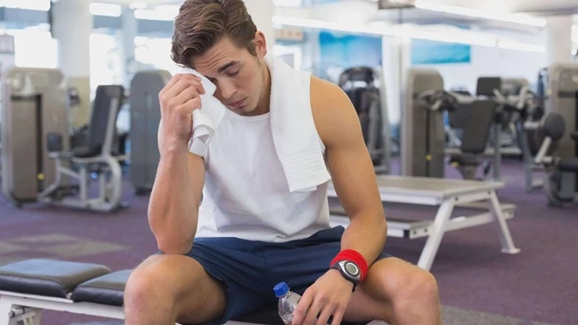 un hombre en un gimnasio