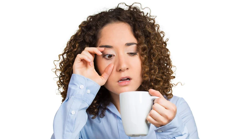 una imagen de una mujer bebiendo café para mantenerse despierta