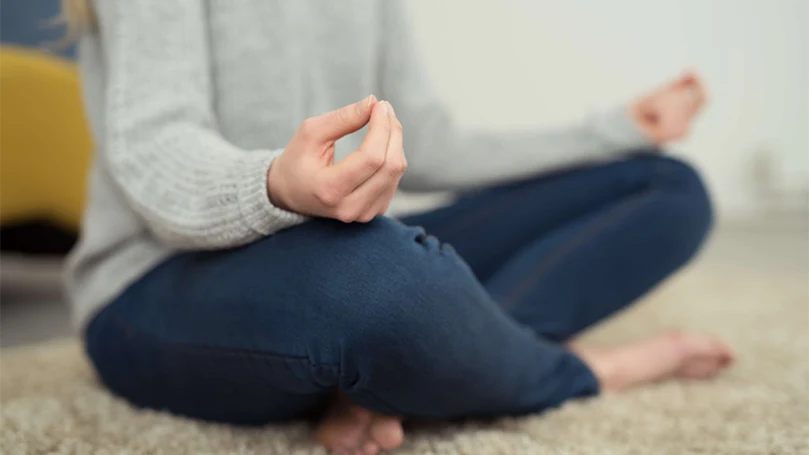 una imagen de una mujer haciendo yoga