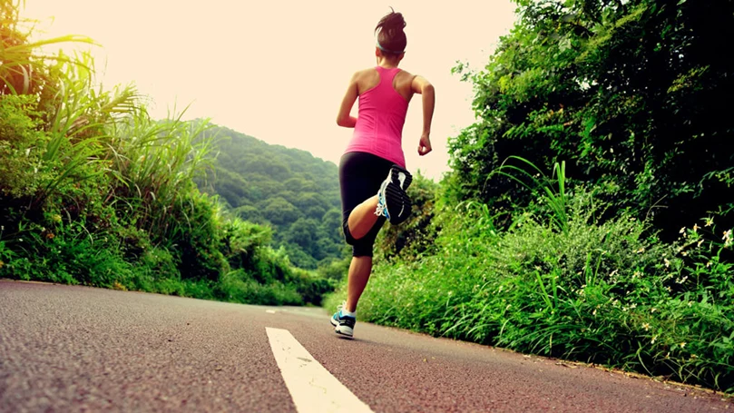 una mujer corriendo