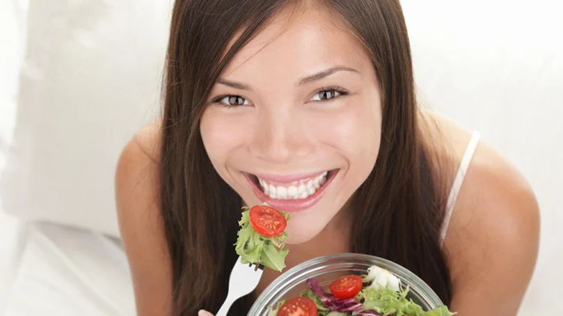 una imagen de una mujer que sigue una dieta sana