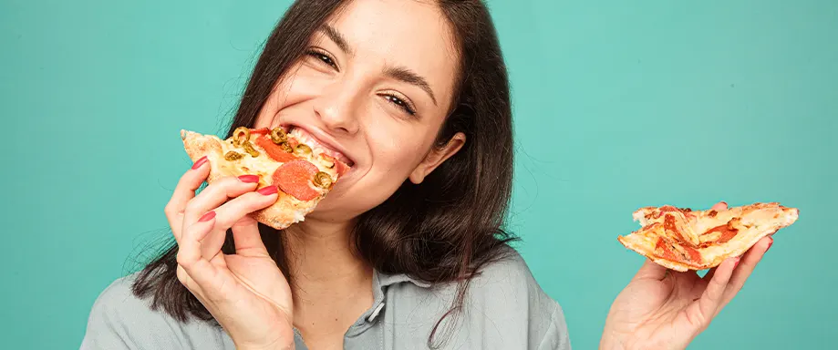 Mujer comiendo pizza