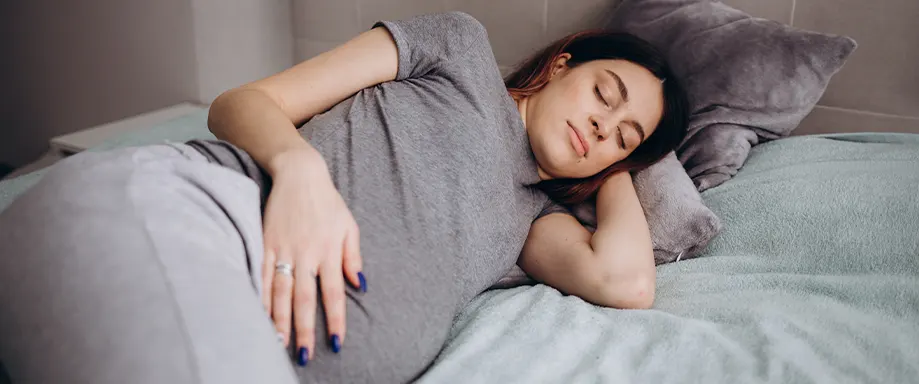 Mujer embarazada durmiendo