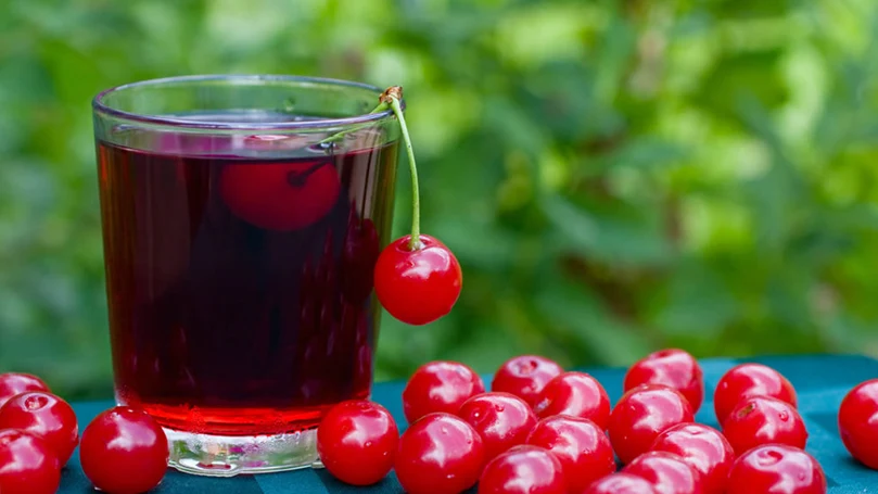 la imagen de un vaso de zumo de cereza