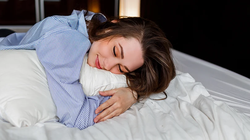 una mujer que duerme boca abajo