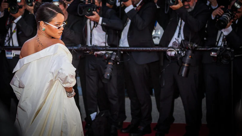 una imagen de rihanna posando ante los periodistas