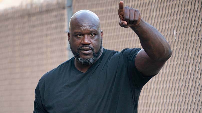 shaquille oneil levantando la mano