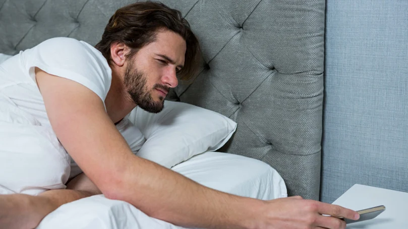 la imagen de un hombre que se despierta de la siesta