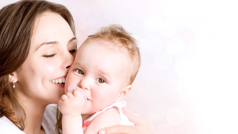 una imagen de una mamá feliz con un bebé feliz