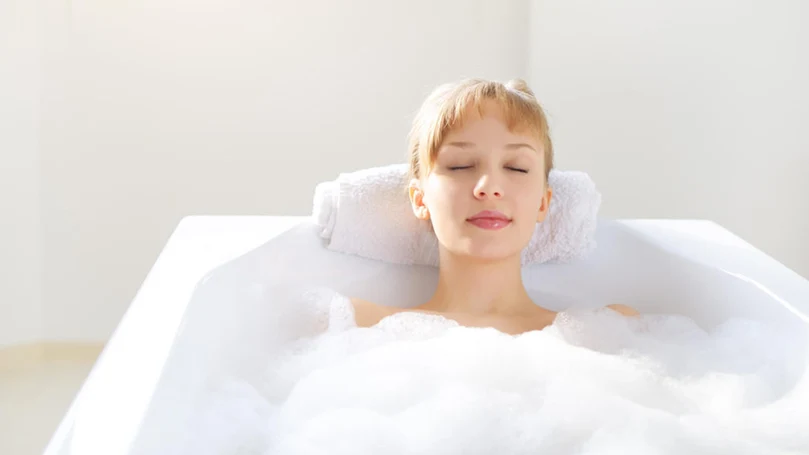 una imagen de una mujer que disfruta de un baño relajante