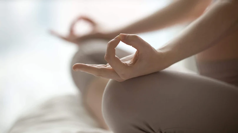 una mujer meditando