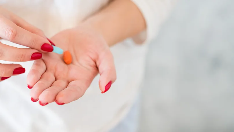 una mujer que toma una dosis diaria de magnesio