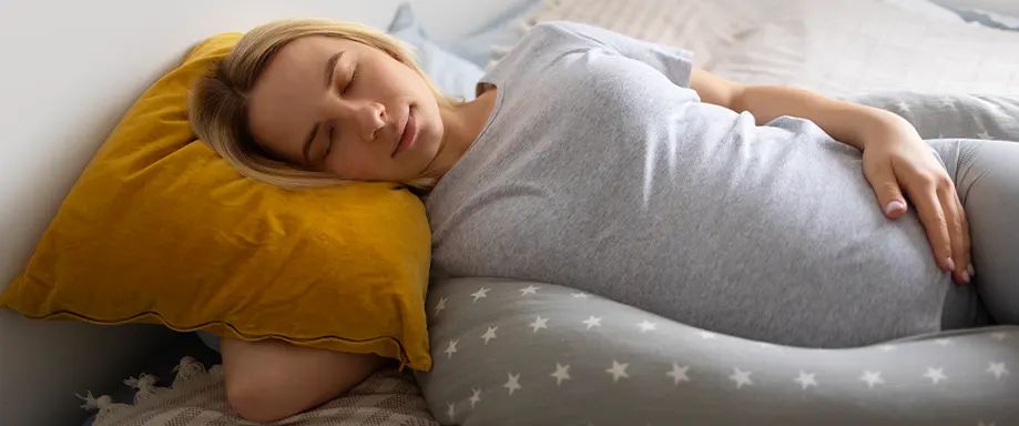 Mujer embarazada durmiendo