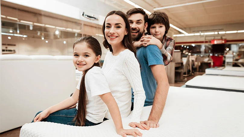 Una familia feliz ha encontrado su colchón híbrido perfecto