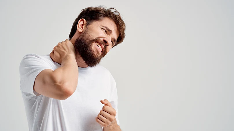 la imagen de un hombre con dolor de cuello