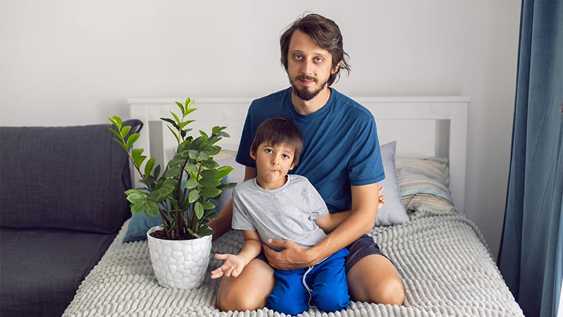 una imagen de un padre y su hijo teniendo plantas en el dormitorio