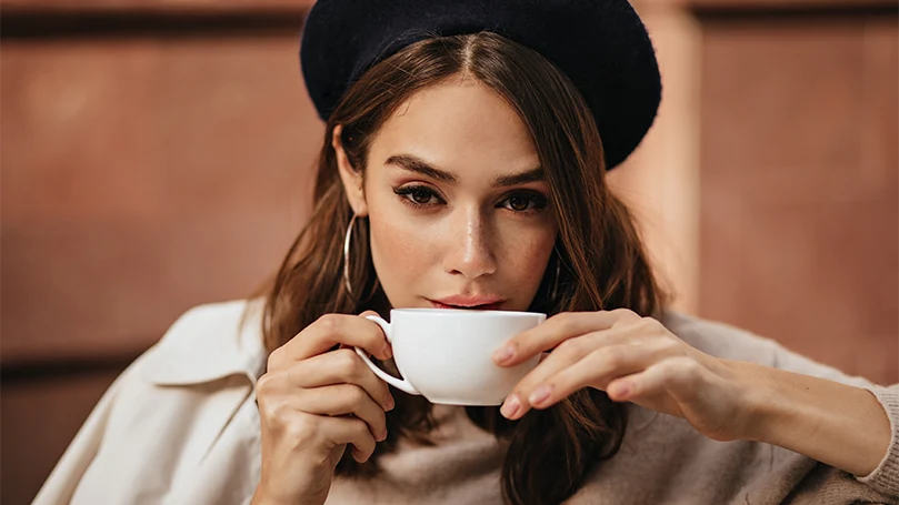 una imagen de una mujer bebiendo café