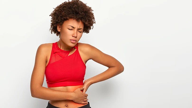 una imagen de una mujer joven con dolor de cadera