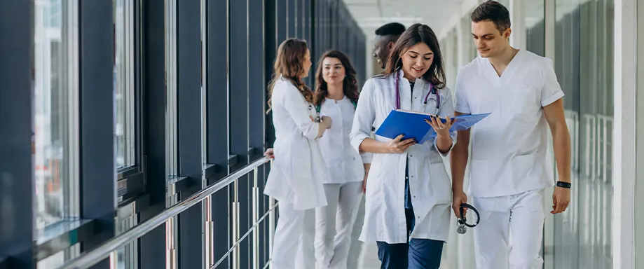 Médicos caminando por el pasillo de una clínica