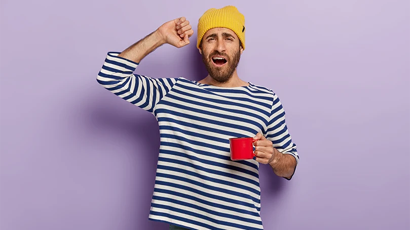 Una imagen de Un hombre que empieza la mañana con una taza de café.