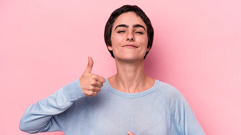 Imagen de una mujer que se siente bien al dormir después de comer.