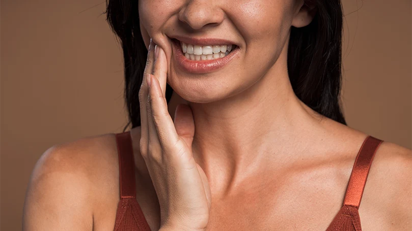 Imagen de una mujer con dolor de mandíbula.