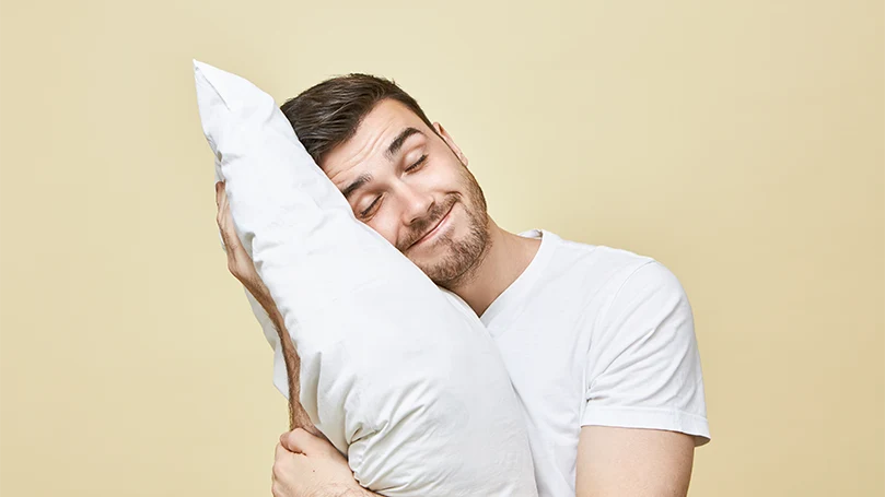 Una imagen de un joven durmiendo la siesta después del entrenamiento.