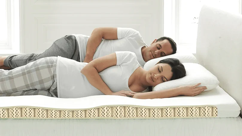 Imagen de una pareja durmiendo sobre el sobrecolchón Dormeo Octaspring Classic.