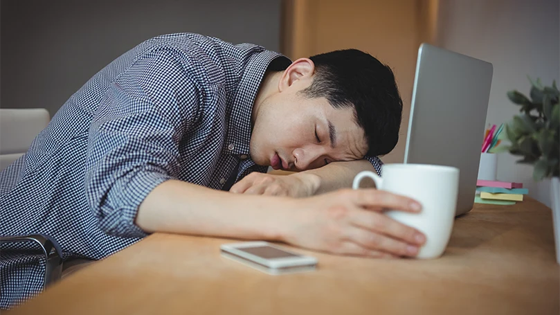 Una imagen de un hombre dormido en su despacho.