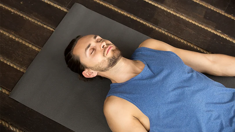 Una imagen de un hombre durmiendo después del entrenamiento.