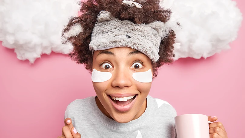 Imagen de una mujer preparándose para una siesta de café.