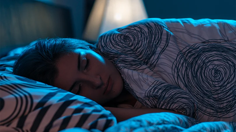 Imagen de una joven durmiendo en la cama sin parálisis del sueño.