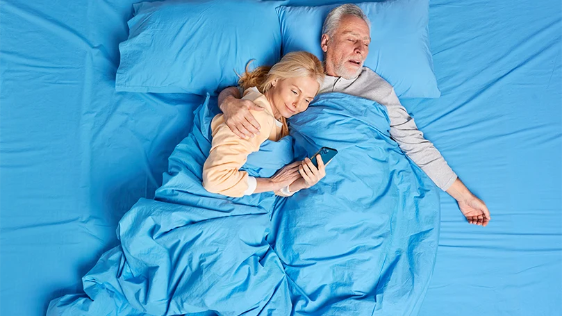 Una imagen de una pareja mayor en la cama durmiendo bien sin problemas de ronquidos.