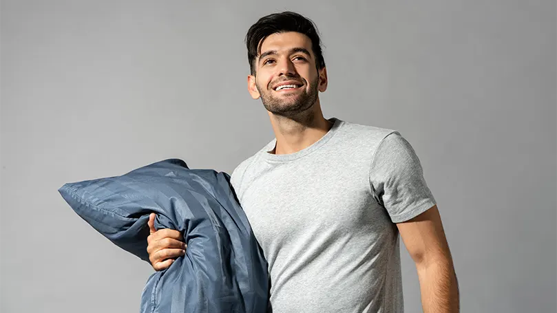 Un joven feliz gracias a una higiene del sueño saludable.