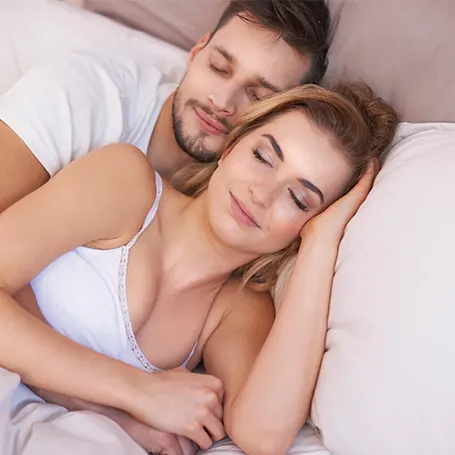 pareja abrazándose y durmiendo