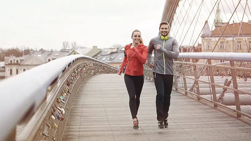 Una imagen de una pareja corriendo.