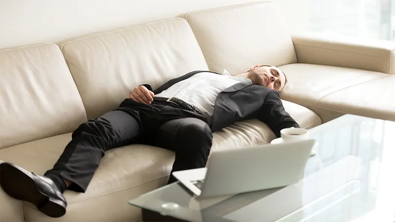 Imagen de un hombre dormido debido a la narcolepsia.