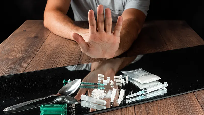 Un hombre que rechaza el consumo de drogas.