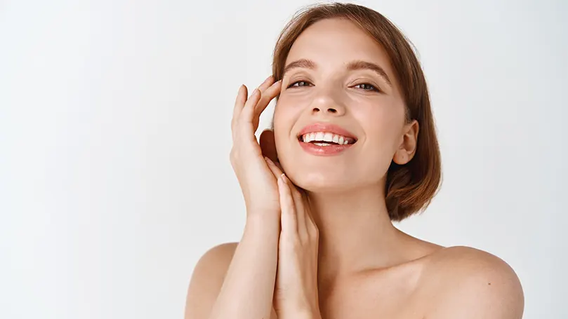 Una imagen de una mujer joven sonriendo.