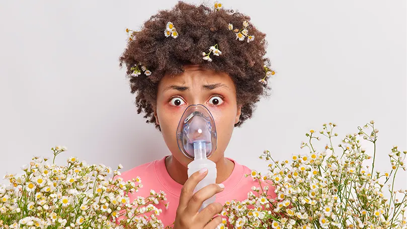 Una joven lleva una máscara respiratoria.