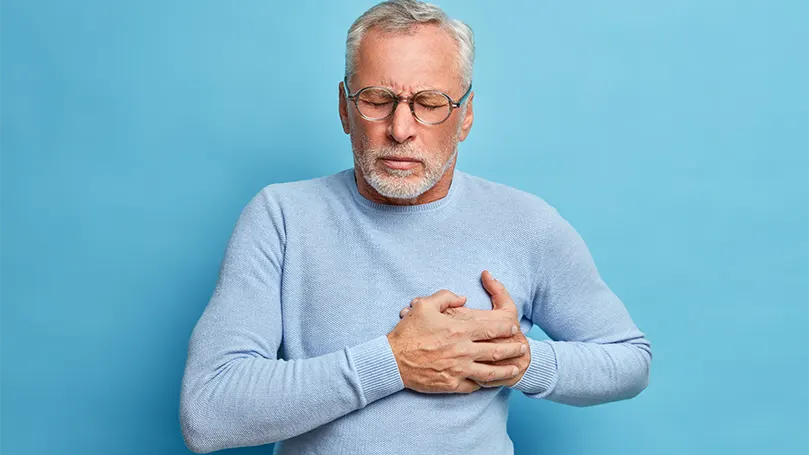 Un hombre mayor que sufre un derrame cerebral.