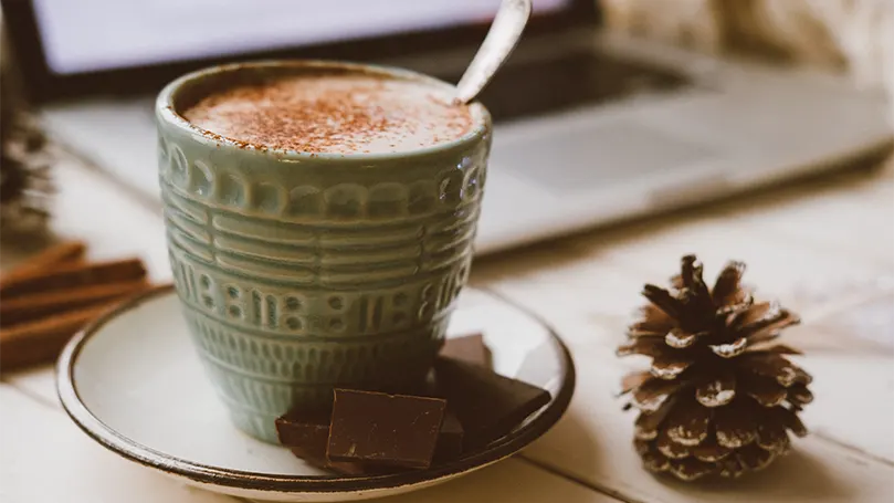 Una taza de chocolate caliente.